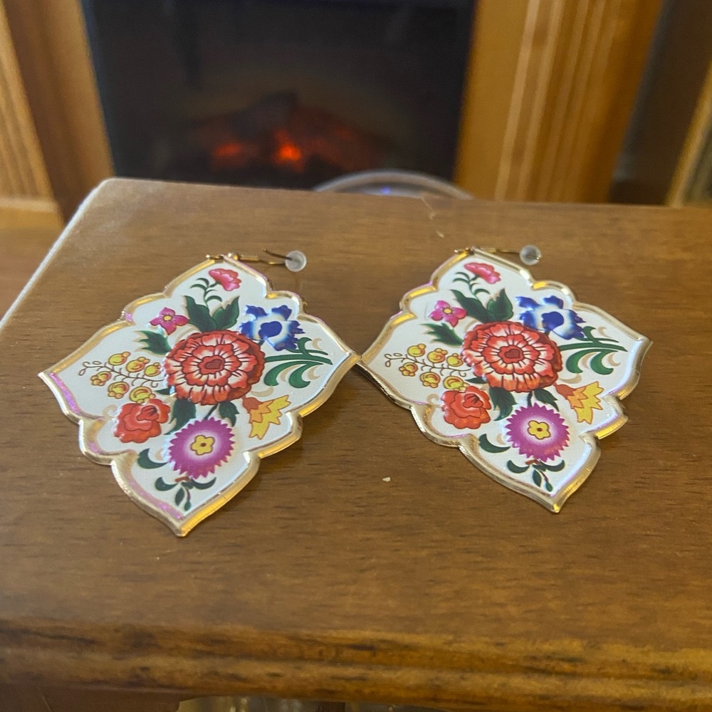 🛍️ Plunder Floral Enamel Earrings
